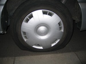 パンクしたタイヤ（；＿；）