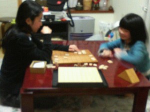 将棋を指す小学生