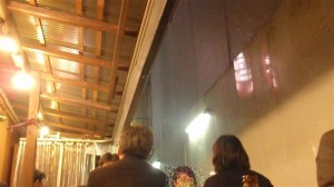 屋外の「紅とん」