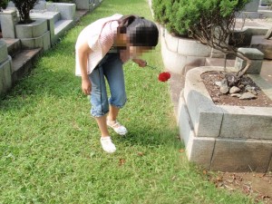 バッタを追う小学５年生