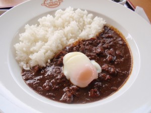 黒タマゴ入りカレー