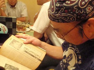 37年前の記事を読むカブキさん