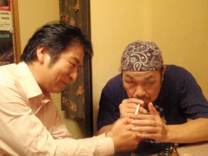 親分、火をどうぞ