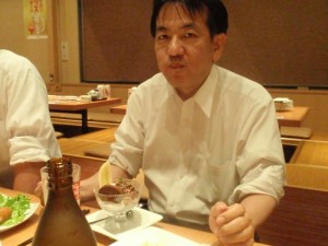 魚民のパフェに満足する早崎氏